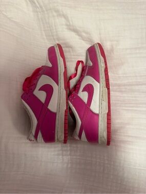 Nike Kids Low-Top Sneakers in Pink and White